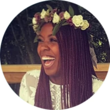 Picture of a smiling bride with flowers in her hair who recommends ENDERLEGARD.com